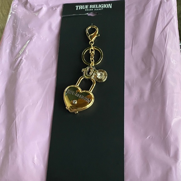 True Religion Shiny Gold Heart Key Holder - Picture 1 of 3